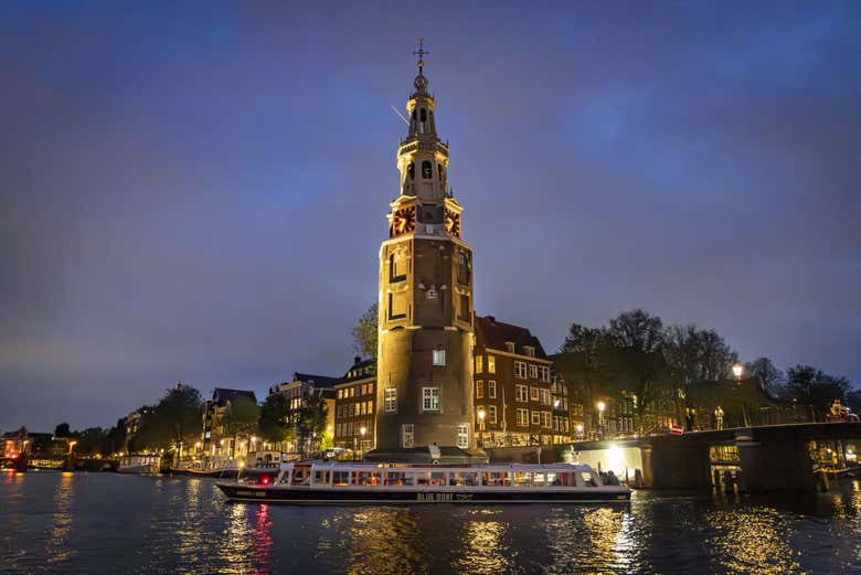 Admirando la Montelbaanstoren iluminada