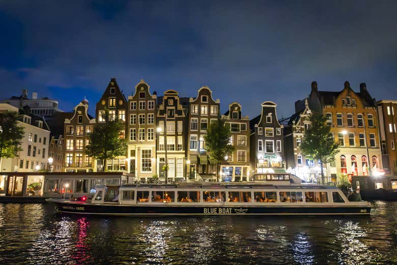 Navegando por los canales de Ámsterdam en un ambiente festivo