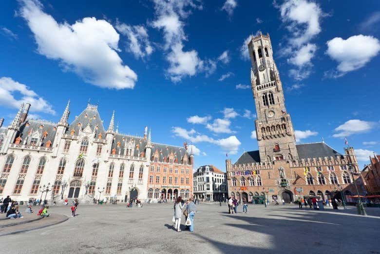 Campanario de la plaza Grote Markt de Brujas
