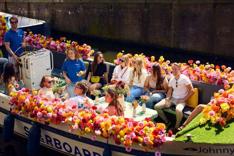 Navegando por Ámsterdam en una barca decorada con flores