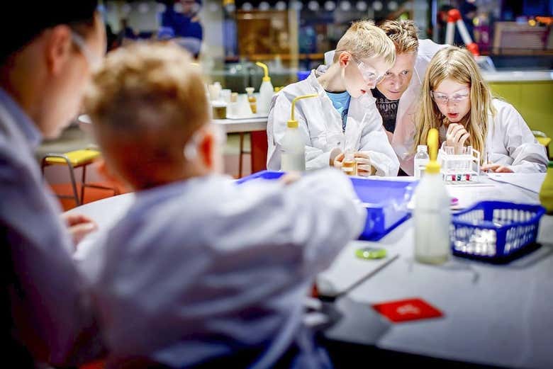 Niños jugando en el Laboratorio
