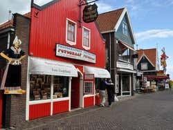 Tienda de fotografías en trajes tradicionales en Volendam