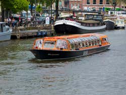 Ruta en barco turístico por los canales